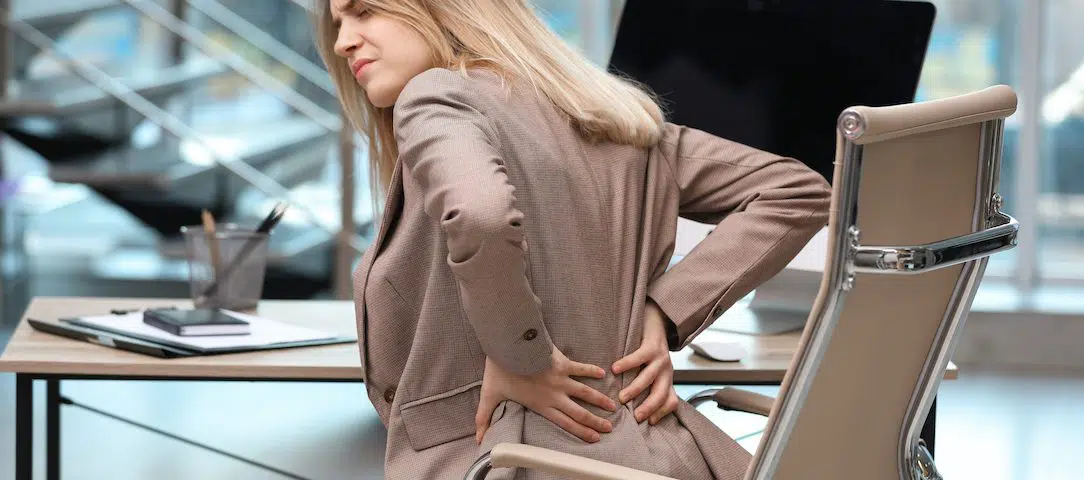 Dolor de espalda en oficina